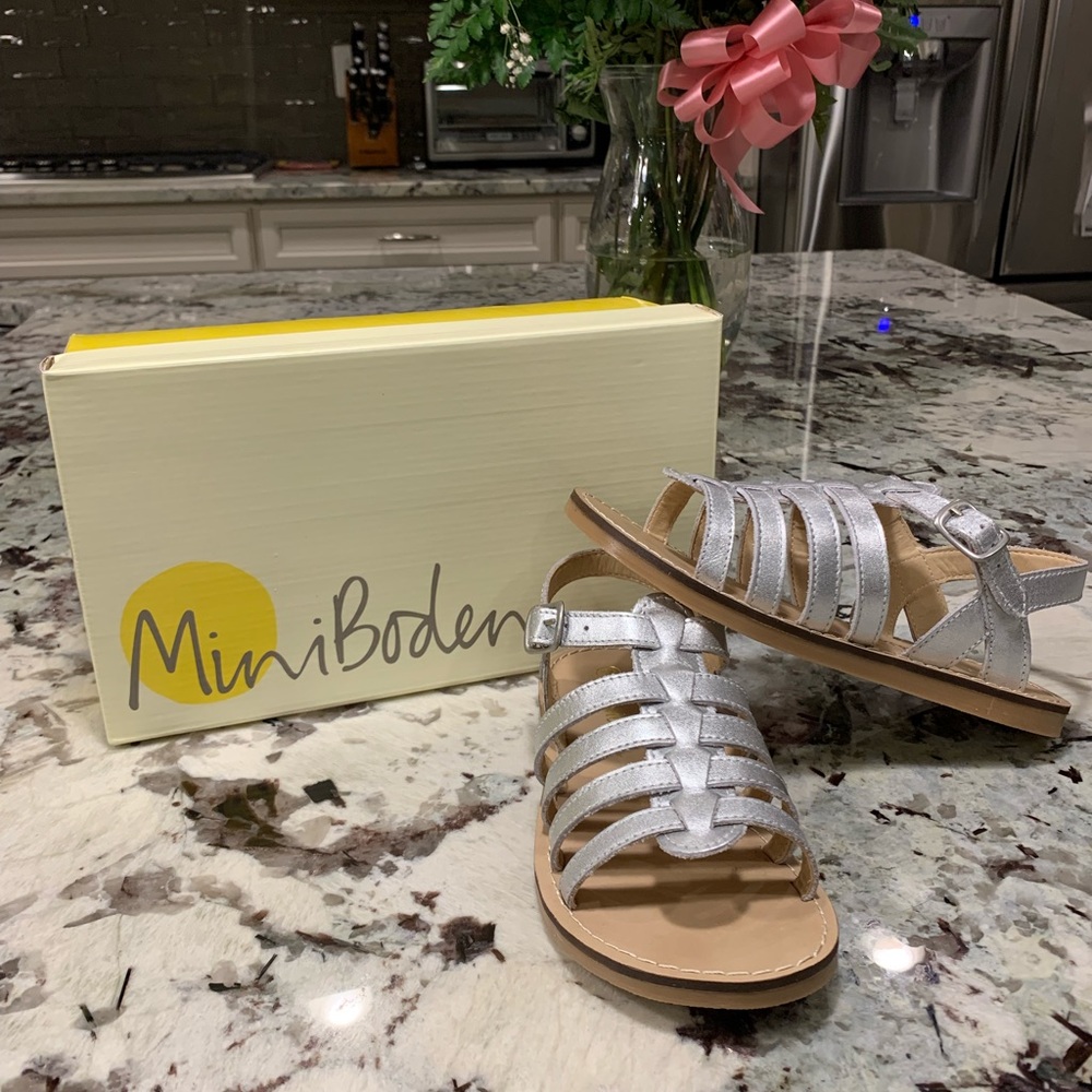NIB Mini Boden Girls Leather Gladiator Sandals- Silver. EU Size 32, US Size 1.
